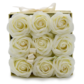 Seifenblumen-Geschenk-Blumenstrauß - 9 Cremefarbene Rosen - quadratisch