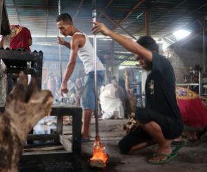 Herstellung von geschmolzenem Glas auf Holz – Bali